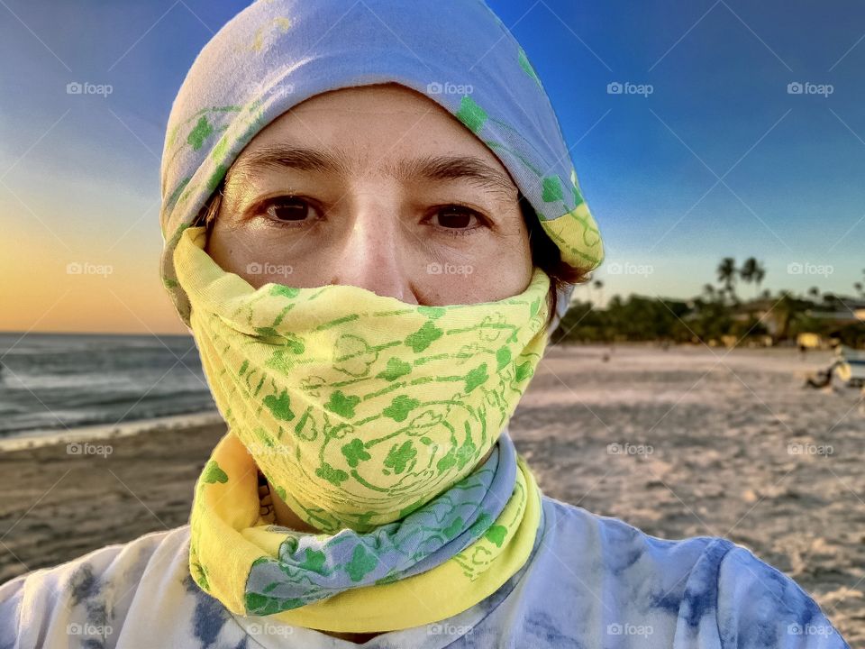 In 2020 we improve to make mask with a lot of different clothes. This woman wearing a scarf like mask . 