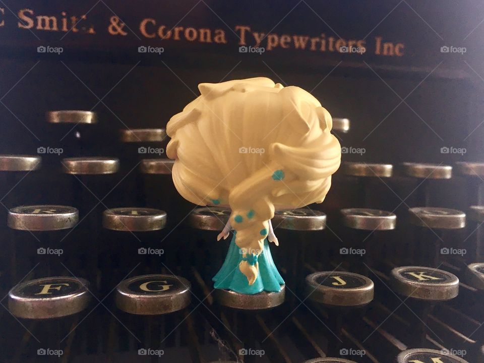 Elsa &  typewriter