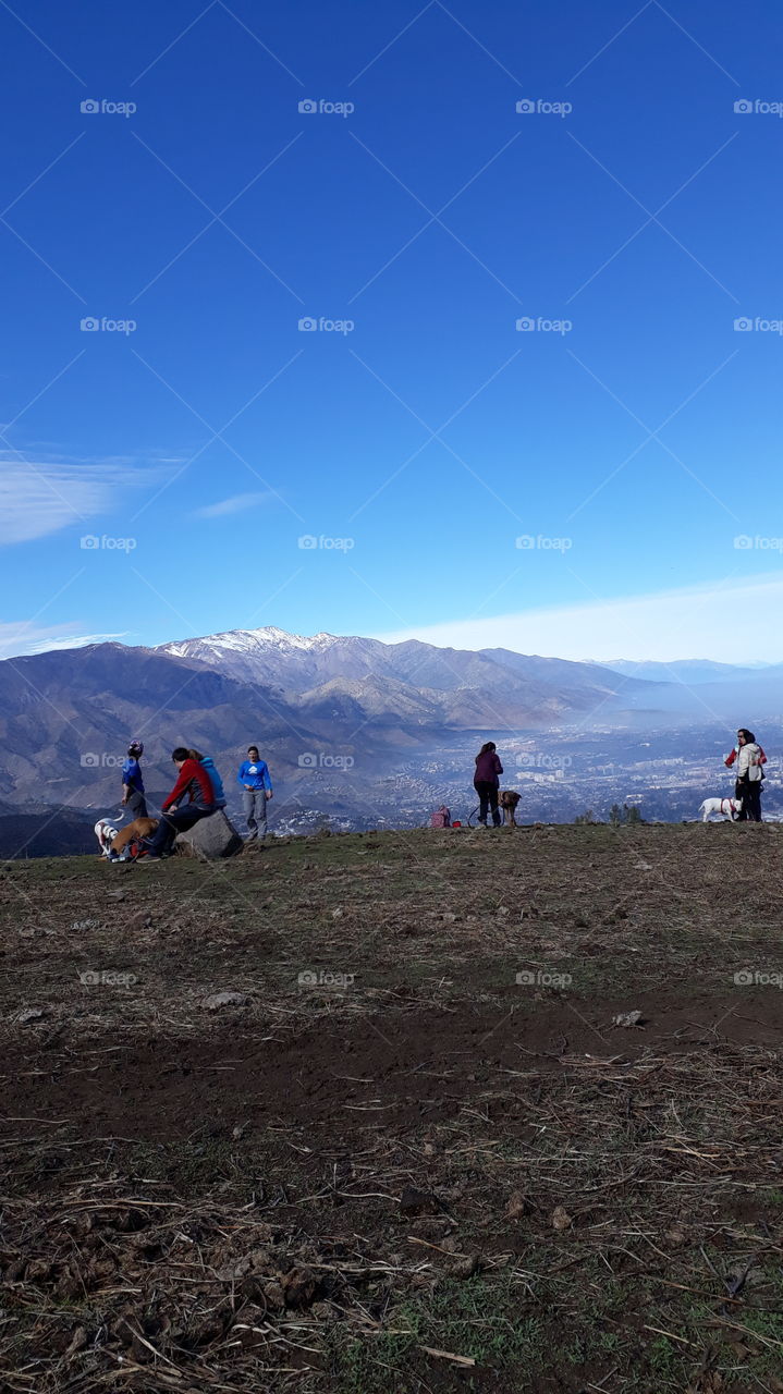 Trekking con perros en Lo Barnechea. Montañas cielo y bruma