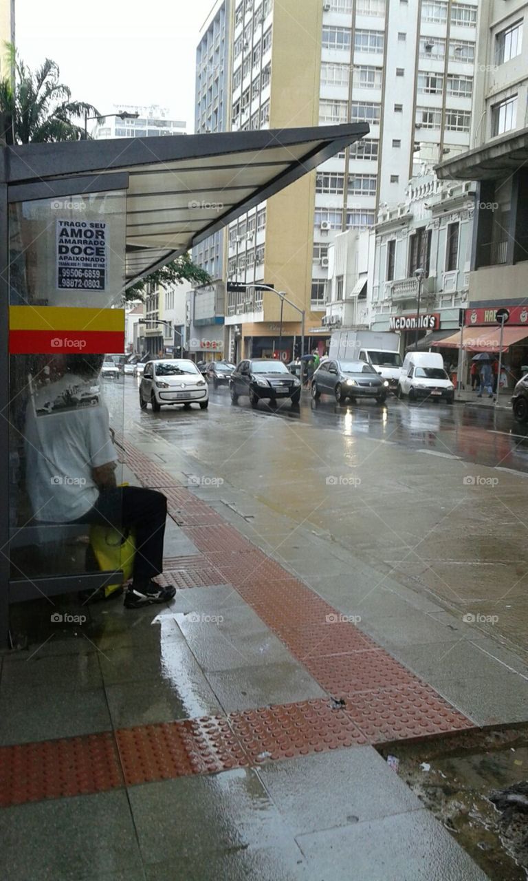 Pessoas, carros, ruas e prédios  da cidade Campinas-SP Brasil.