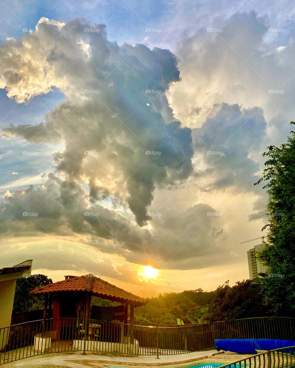 Não posso deixar de tirar uma foto desse entardecer. Afinal, logo ele se vai…

(Ops: filtro psicodélico do Instagram proporcionalmente escolhido).

Chove ou não?