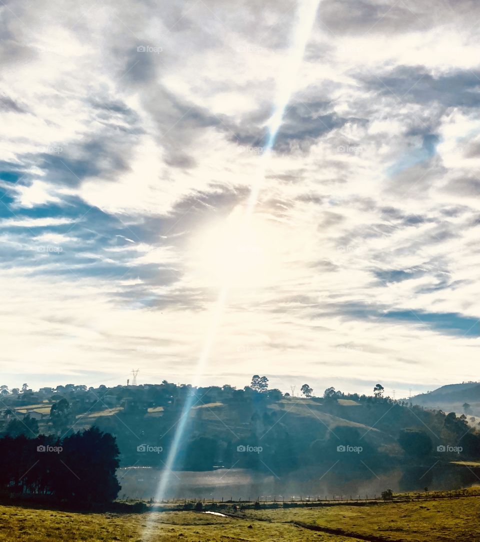 Sol muito vivo de natureza e beleza indescritíveis, em meio às nuvens espaçadas pelo vento.
Obrigado, Mãe-Terra, por tal paisagem.
No caminho da labuta, ver esse cenário traz uma grande inspiração!