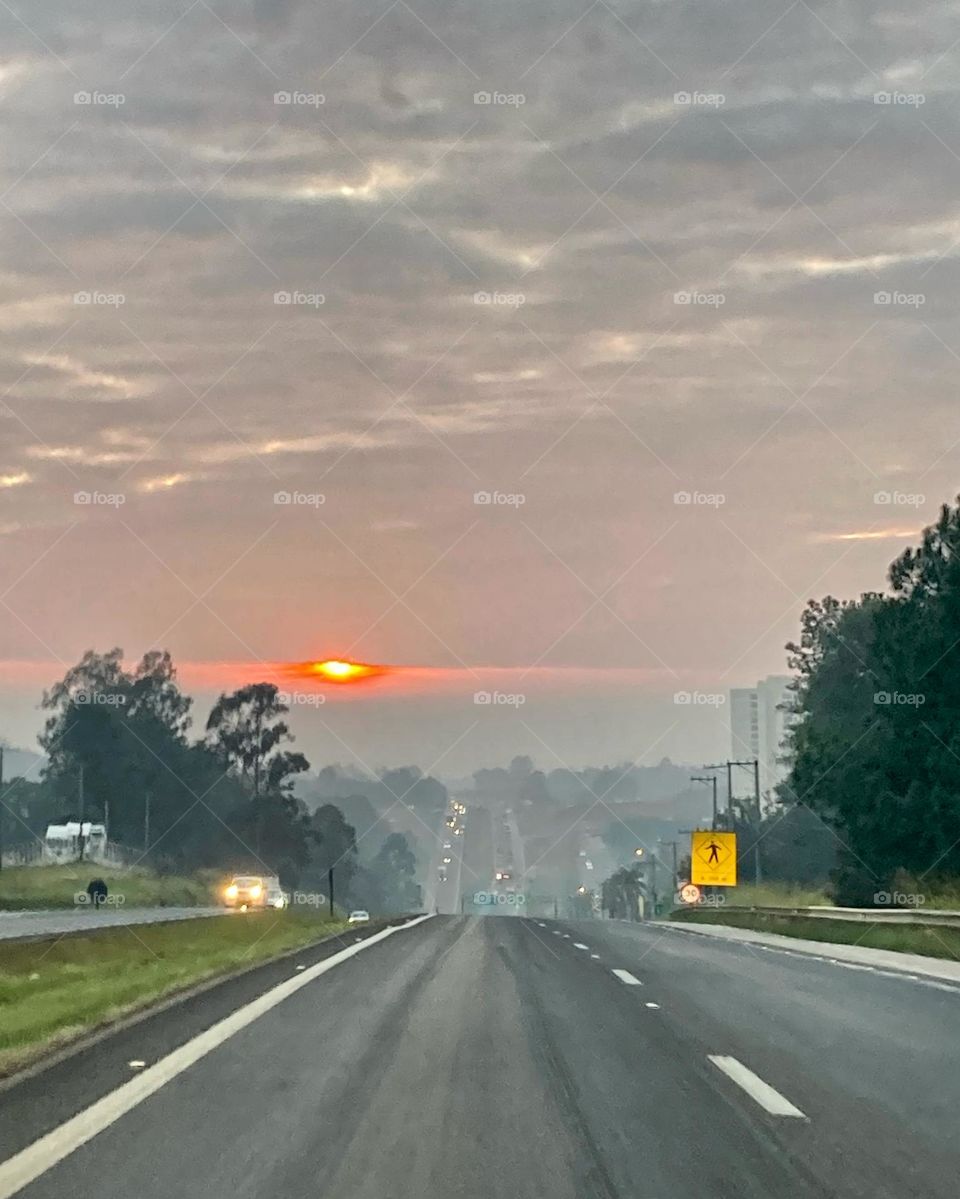 🇺🇸 A ray of light in infinity!
Will the Astro-King conquer the leaden-pink sky?

🇧🇷 Um raio de luz no infinito!
O Astro-Rei vencerá o céu plúmbeo-róseo?