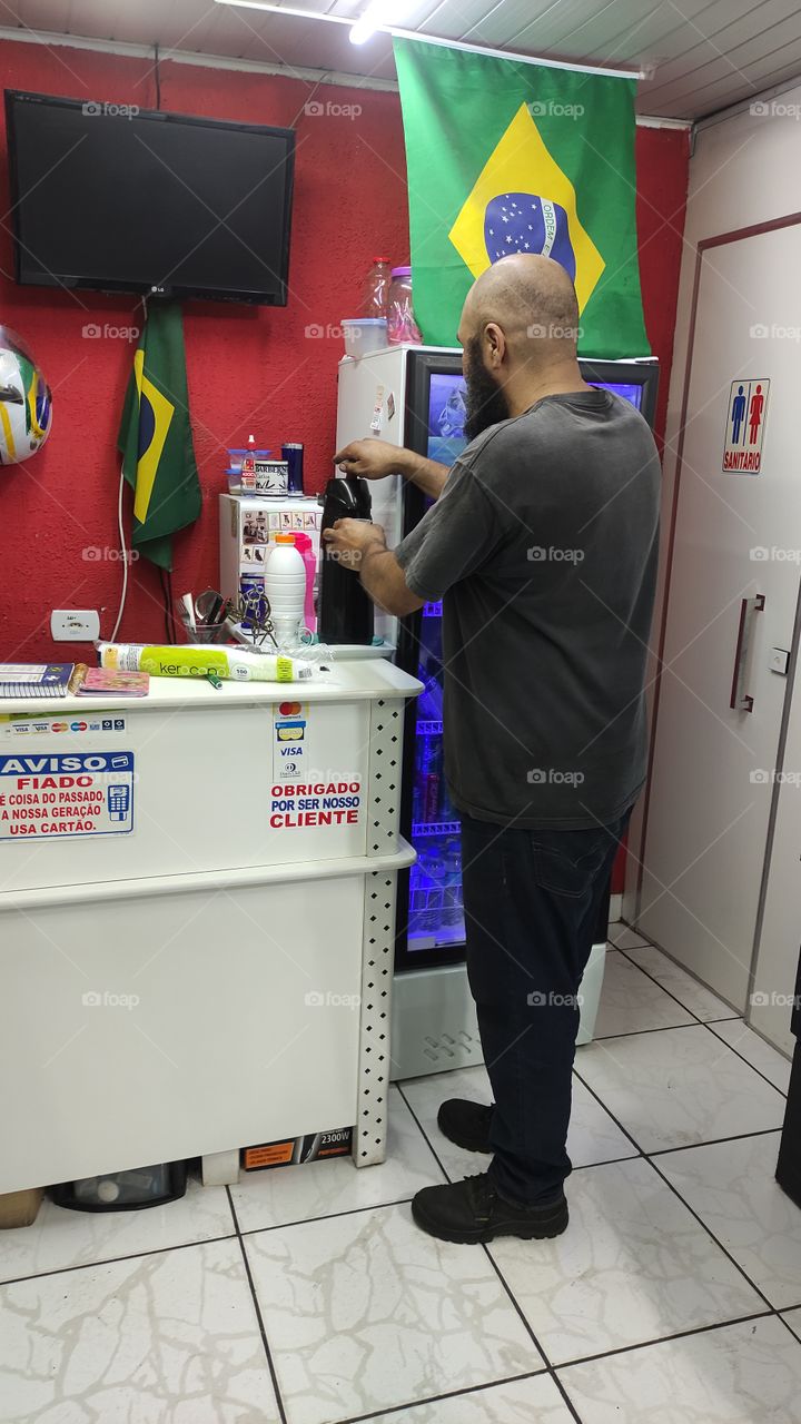 tirando café da garrafa.