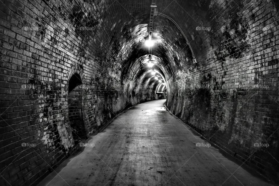 tunel czarno białe