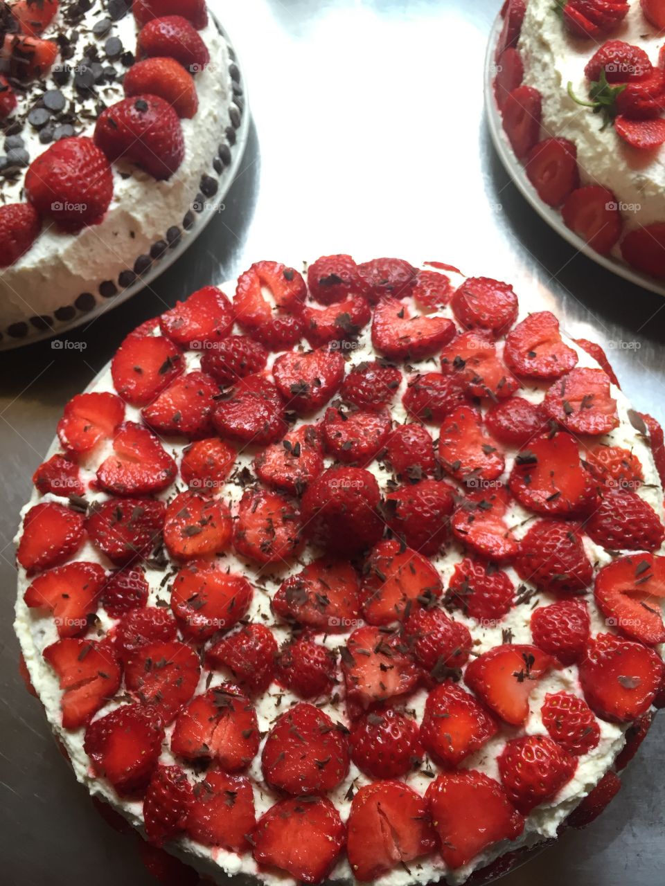 Tempting cake made with strawberries