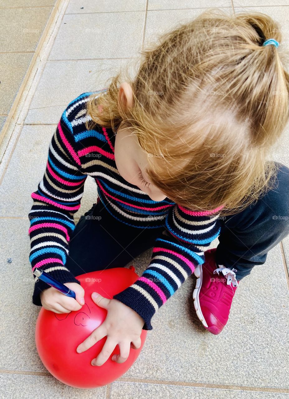 Child's play: fill the bladders and draw faces on them. Is there anything cooler? / Brincadeira de criança: encher as bexigas e  desenhar carinhas nelas. Tem coisa mais legal?