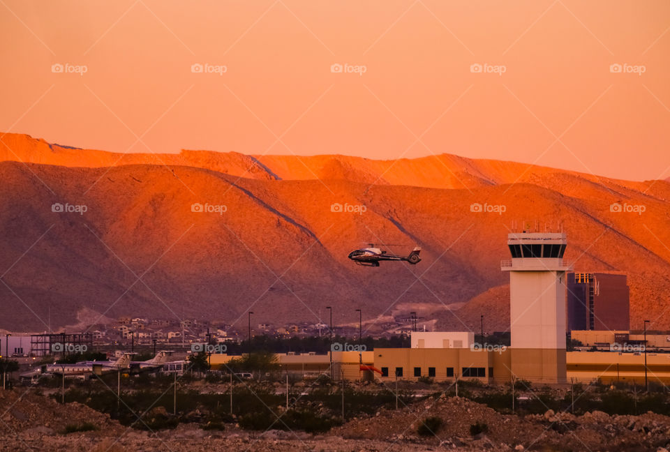 Helicopter landing into a private terminal in the desert. The people in there must have had quite a view flying over the valley at sunset!! 🚁🌄