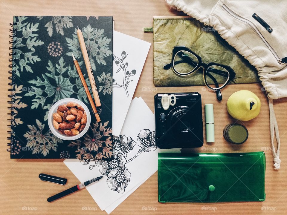 Awesome fashion flat lays with hobby and green items.