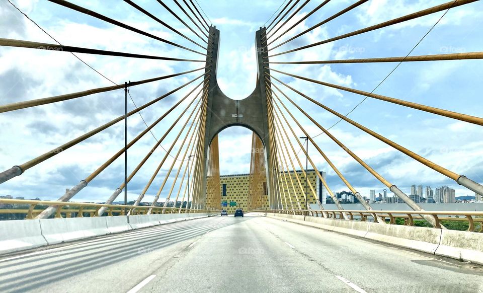 🇺🇸 The cable-stayed bridge in the city of São Paulo, Brazil. : 🇧🇷 A ponte estaiada da cidade de São Paulo, Brasil. 