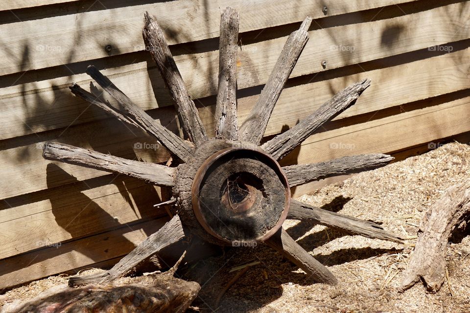 Decaying wagon wheel