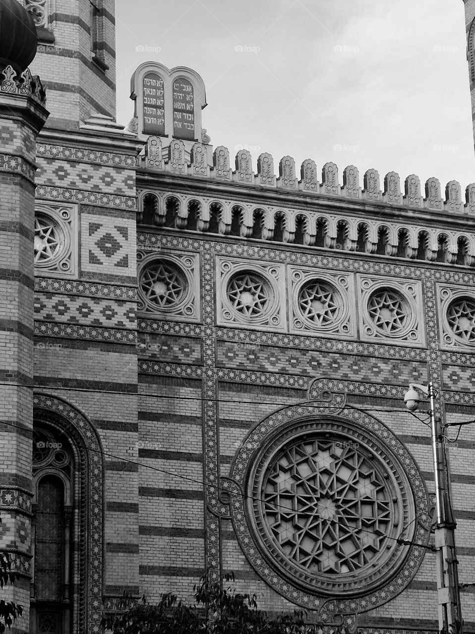 the architecture of the synagogue in Budapest