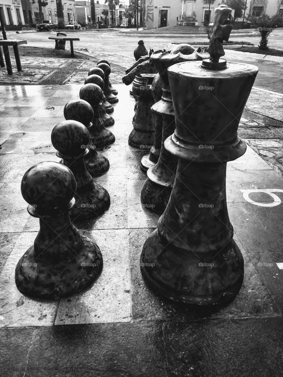 Fotografía de un ajedrez de tamaño real que se encuentra en un parque de mi ciudad al blanco y negro