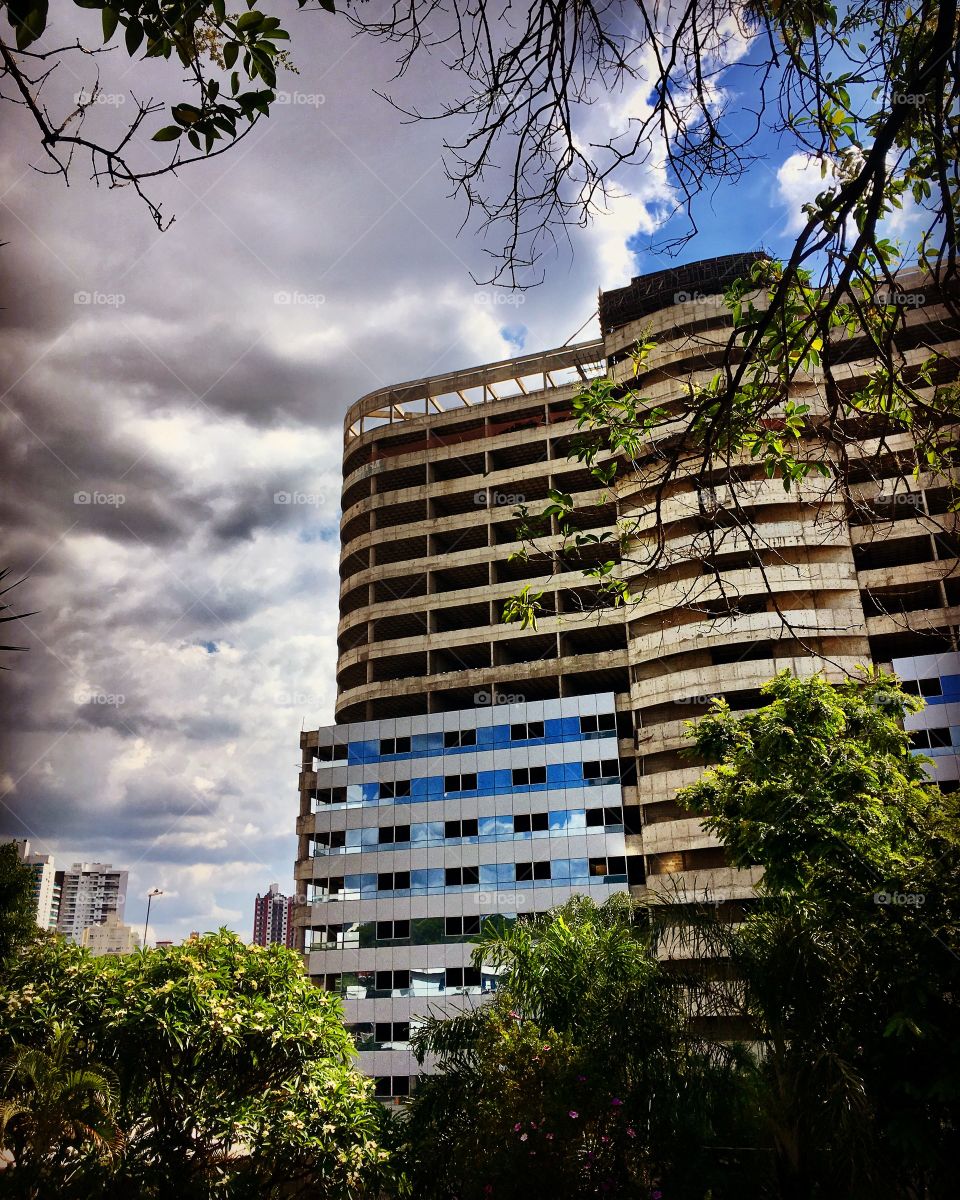 Urban or rural? The green of the countryside with the grandeur of the buildings: the difficult but necessary combination of nature and everyday life.