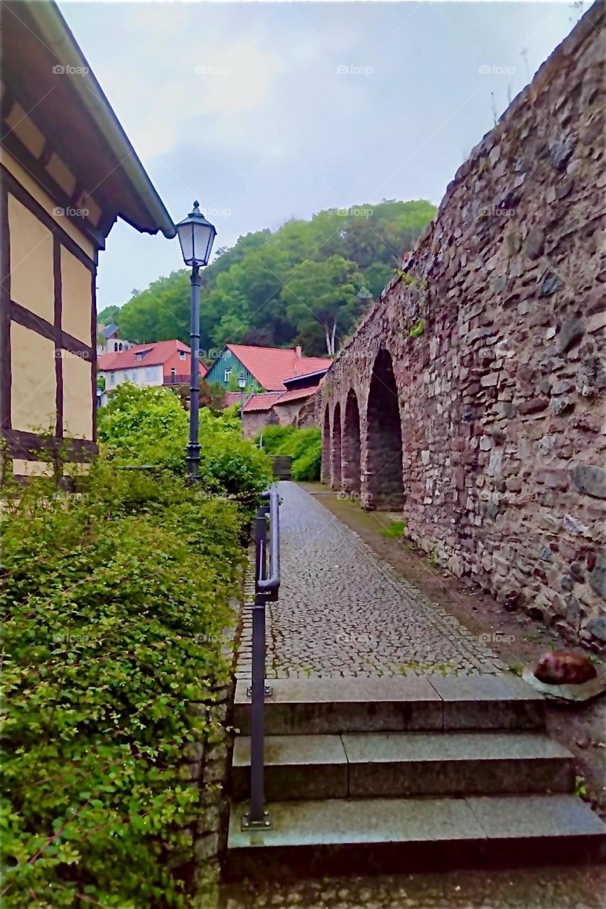 This is the historic inner city of „Wernigerode“ in „Harz“, „Saxony-Anhalt“ in former „East Germany“, the „DDR“ or „German Democratic Republic“ with its beautiful half timbered houses and stone walls. 2024. Hypnotic Productions