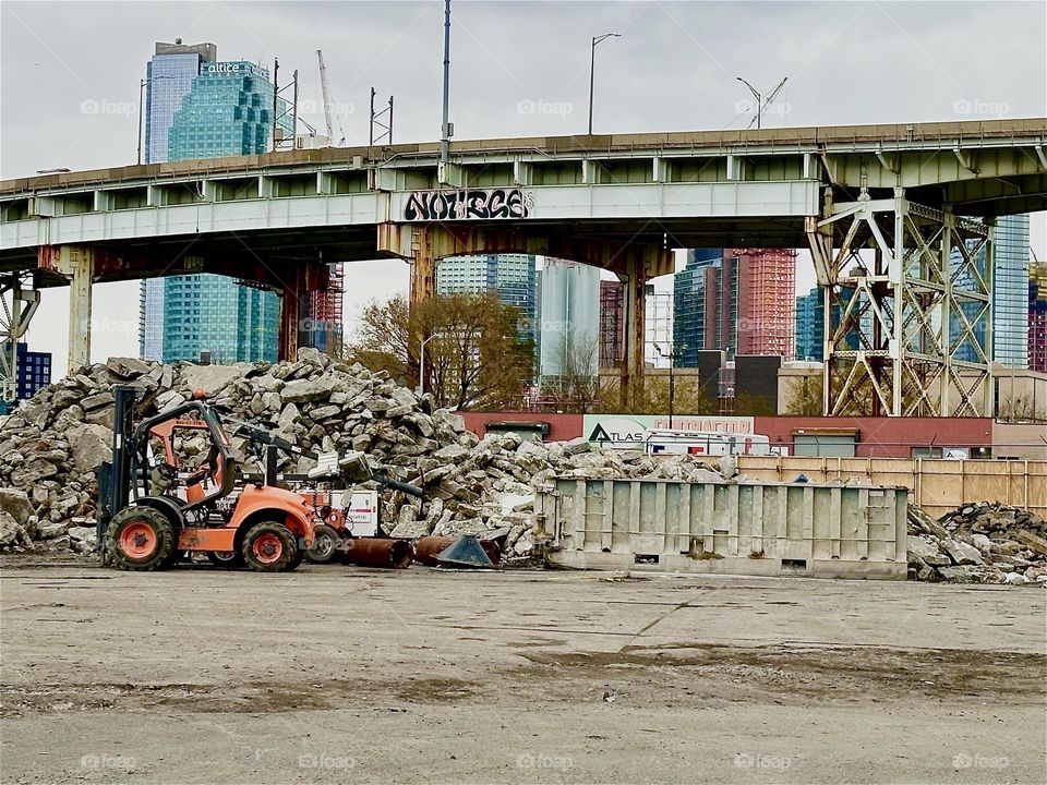 This is the construction site near „Review Avenue“ and „Borden Avenue“ at „Dutch Kills“ in LIC from a little bit closer up. The „Brooklyn Queens Expressway“ overpass is right behind us here on this overcast day in December 2023. Hypnotic Productions