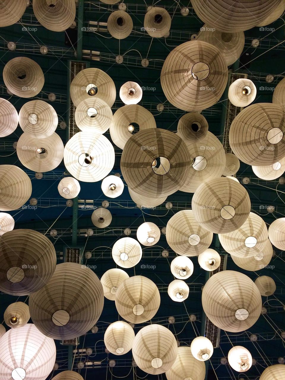 Lights hanging down from a ceiling in a restaurant 