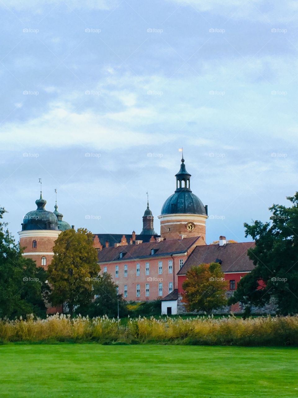 On the shores of Lake Mälaren, Gripsholm Castle towers powerfully and fairytale-like over the idyllic small town of Mariefred in Södermanland.