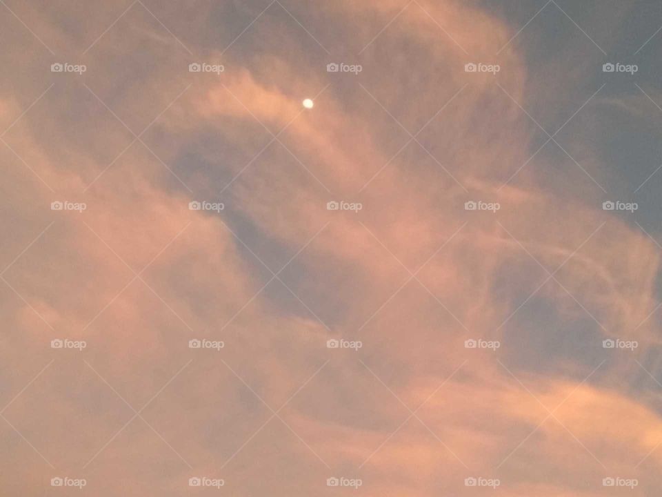 A beleza da pequena lua se despedindo do dia