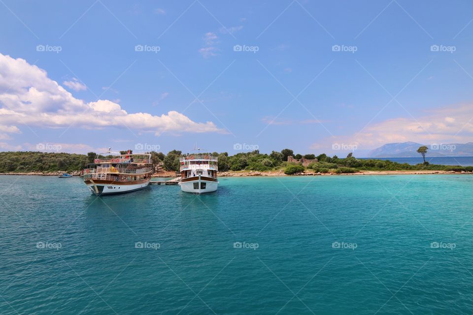 Boat trip with a view of the yachts