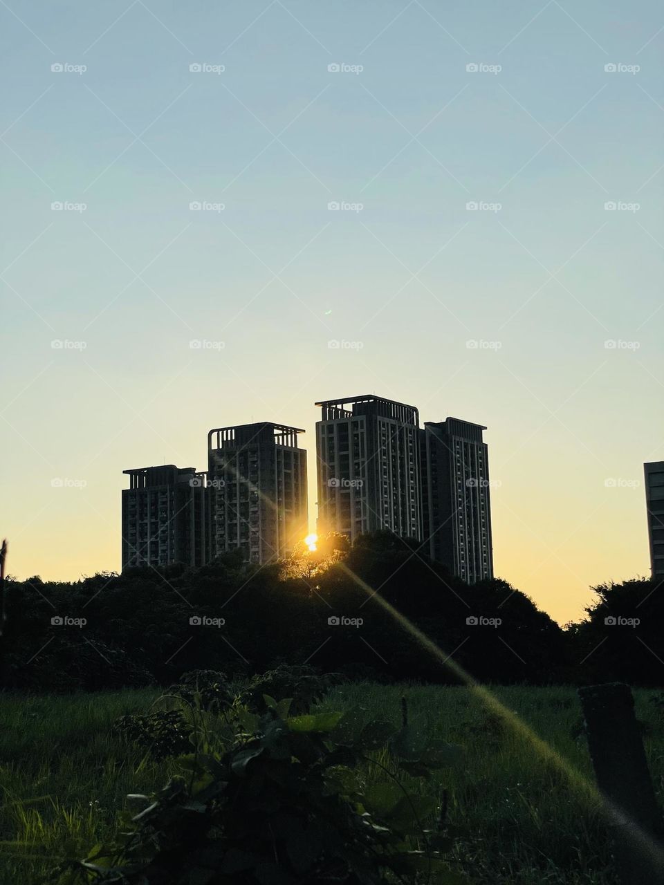 Sunlight in the cracks of the building 