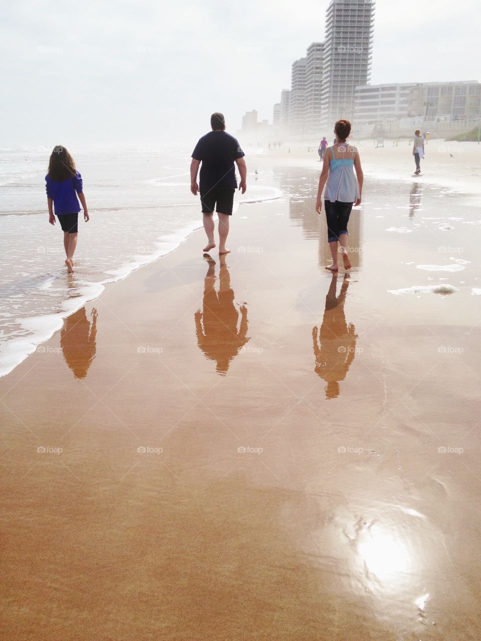 Strolling on the beach - Summer by the Ocean Mission