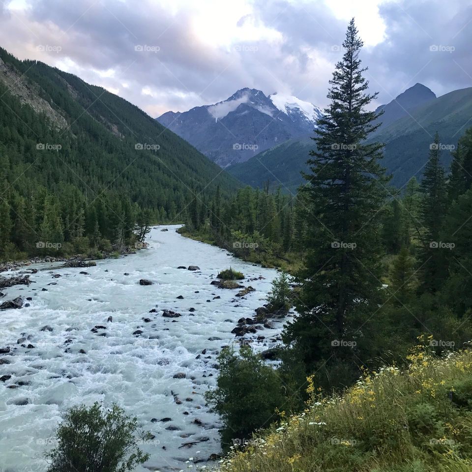 River between the mountains 