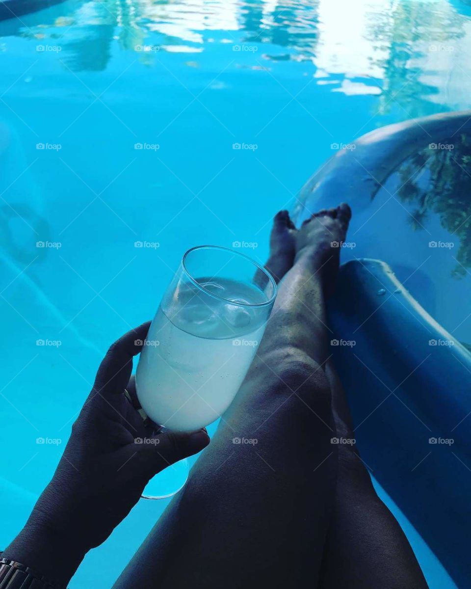 bebida na piscina drink pool