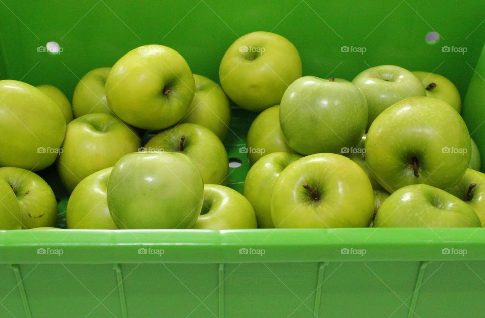 Green apples raw fruit