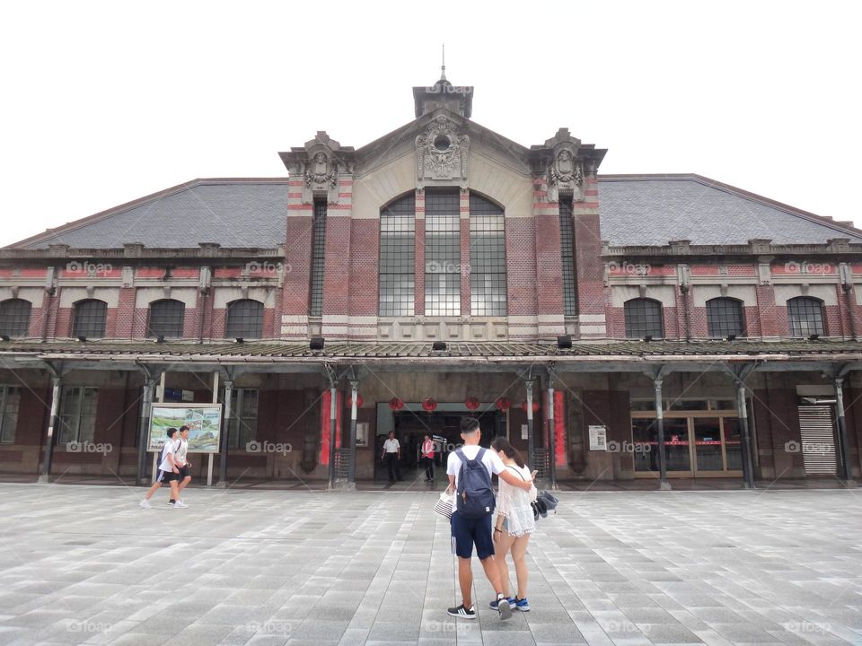 Tourists are walking towards the historic building of Taichung Railway Station.
the building Completed in Taisho 6 (1917)
The roof is a Western-style wooden structure.Tatsuno Style.