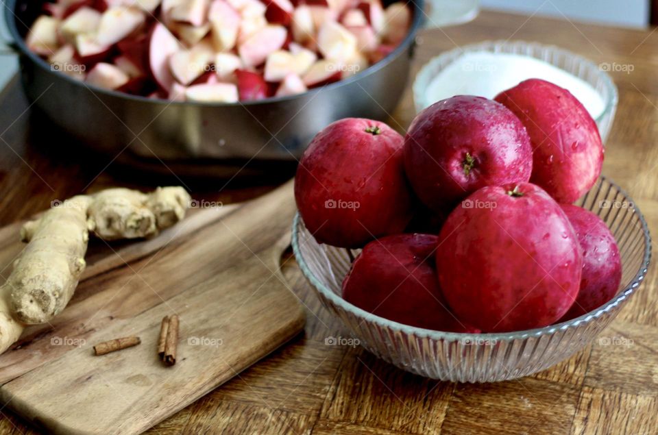 Making of delicious ovenapple&ginger jam spiced with cinnamon