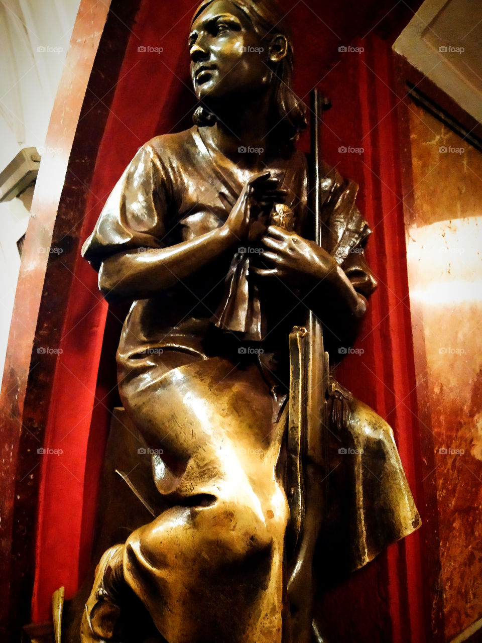 Moscow subway.  "Revolution square".  Girl with a rifle