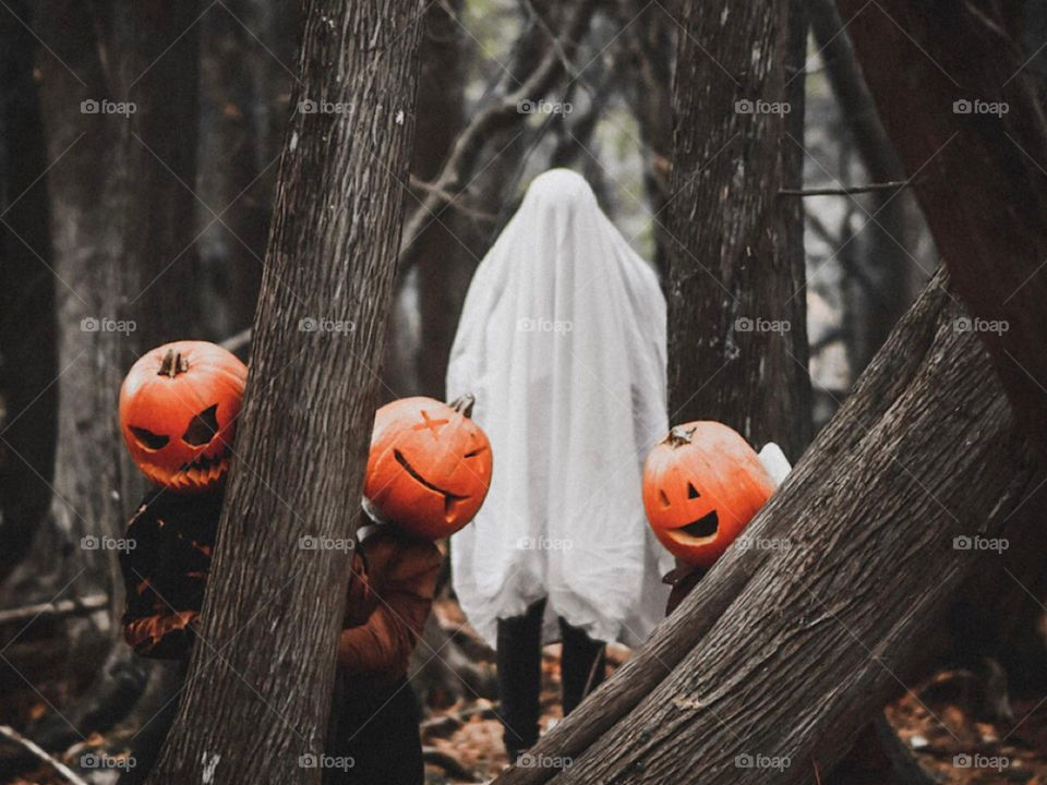 Fun halloween photoshoot with my cousins in a spooky forest, really brings out the halloween vibes!🤩
