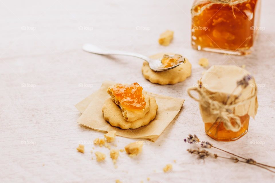 Cookies with marmalade.