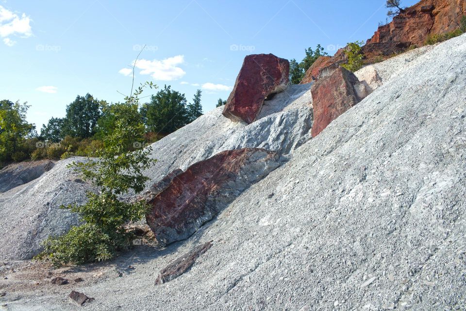 Reddish rocks over white kaolin