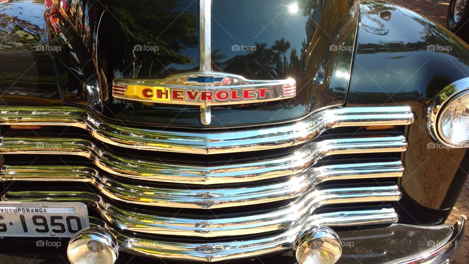 Tuning. Frente linda! Grade, capô, para-choque, farol, de camionete, pick up preta Chevrolet antiga.