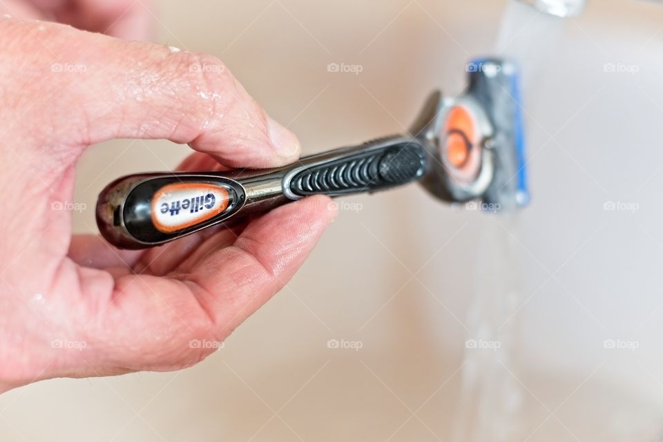 A man wets his razor