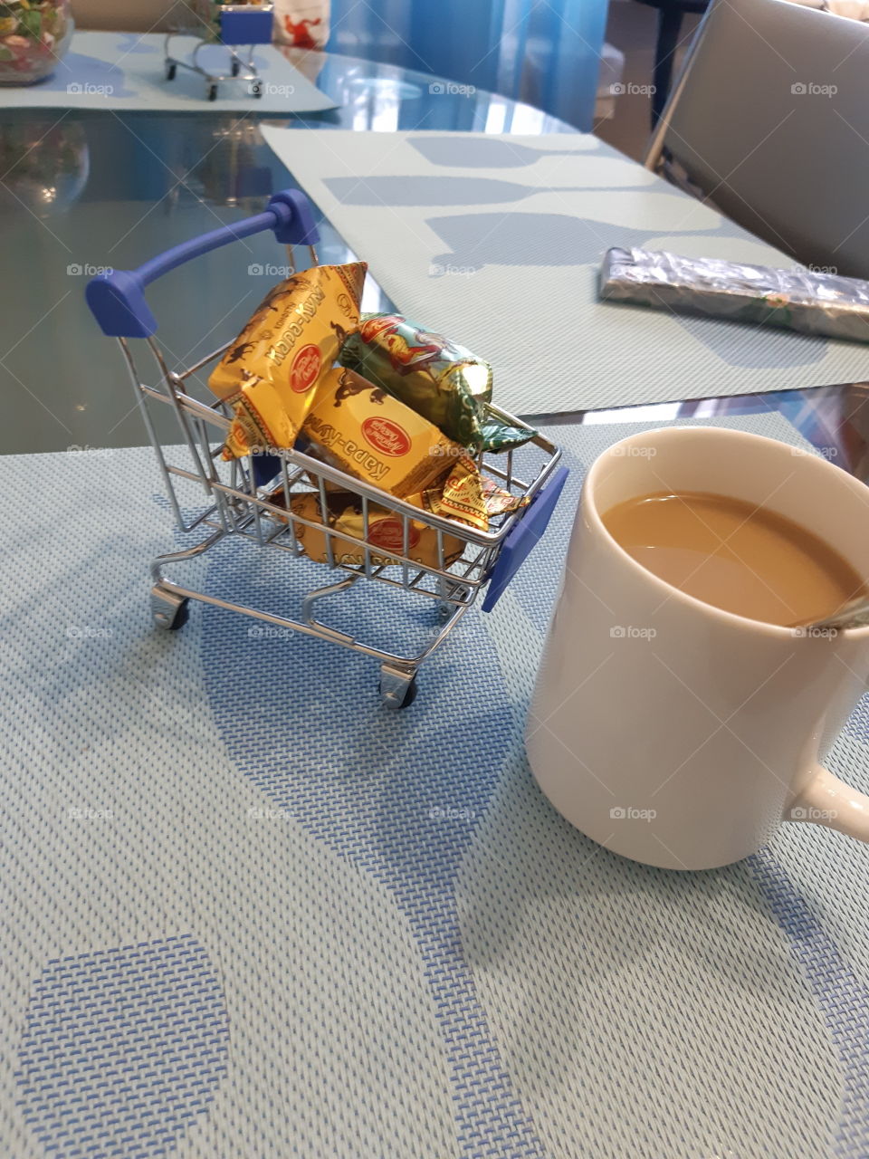 Конфеты сами подъехали😏
Candy brought themselves😏