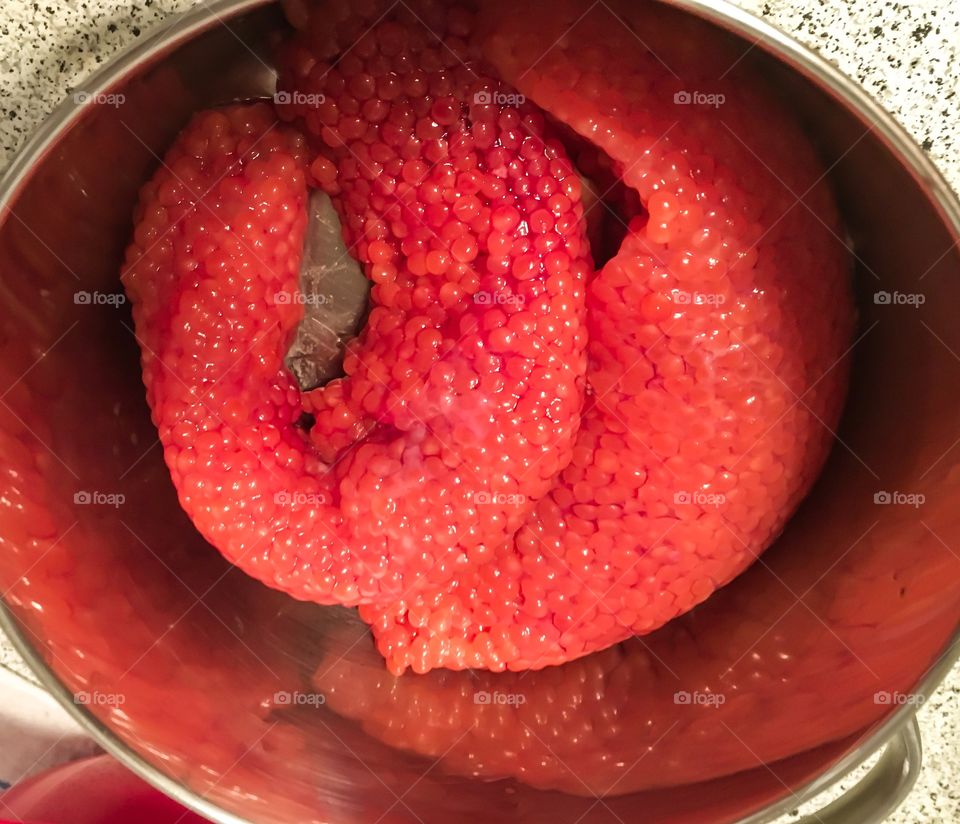 Preparation of the red caviar of salmon