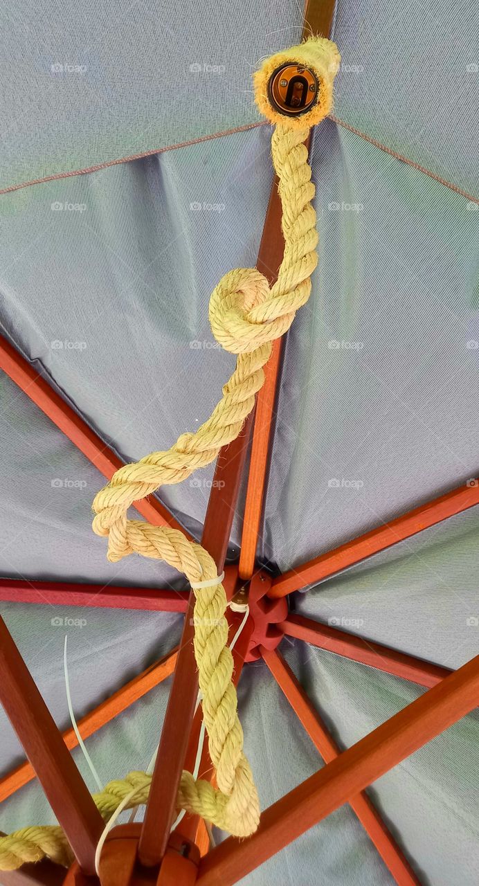 Luz , barbante e madeira