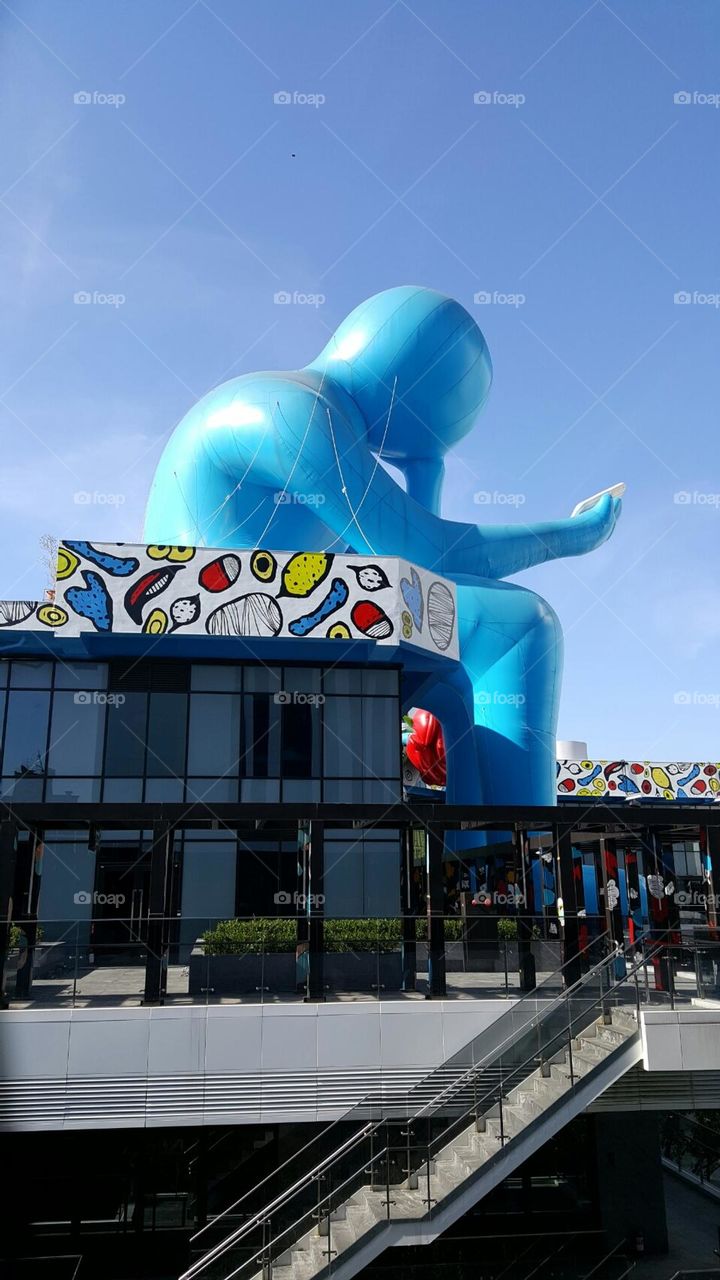 Dali Art Plaza has an exhibition hall, a multi-functional performance hall and a performance square,
 There are many large shops including: art galleries, galleries, cultural and creative merchandise shops, restaurants.
Its name called The Thinker 42