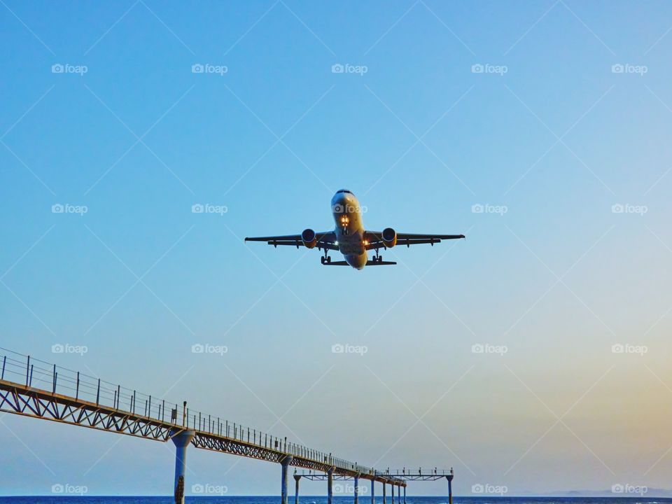 Avión de pasajeros aterrizando a la luz de el atardecer en la isla de Lanzarote (Canarias)