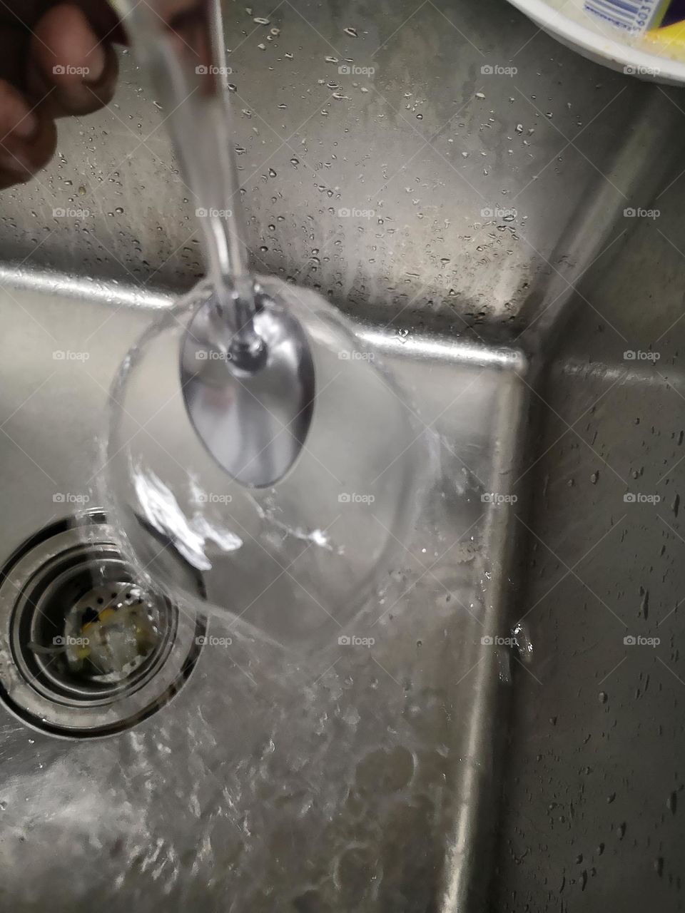 Washing a spoon this way is quite enjoyable