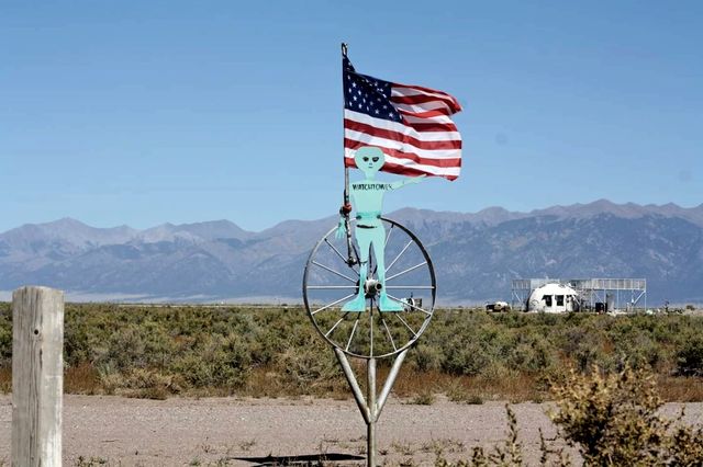 American flag, alien, wheel display