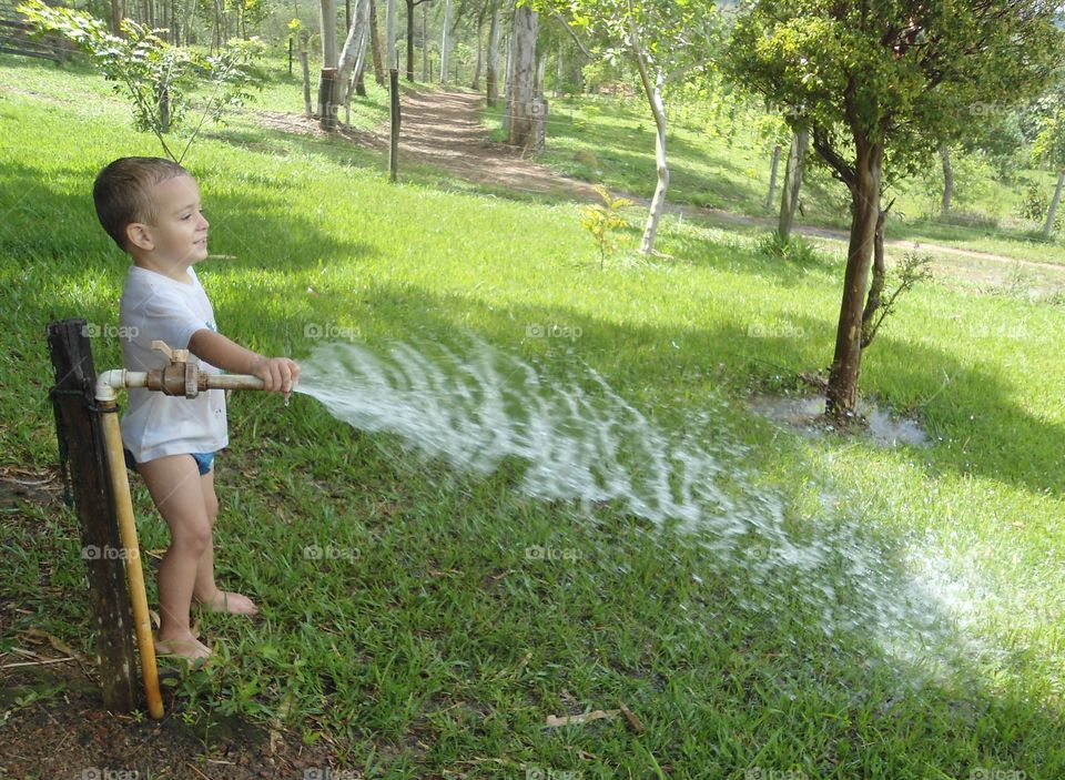criança com água - children water