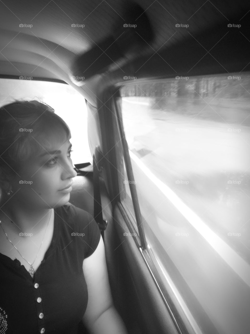 Девушка в машине смотрит в окно