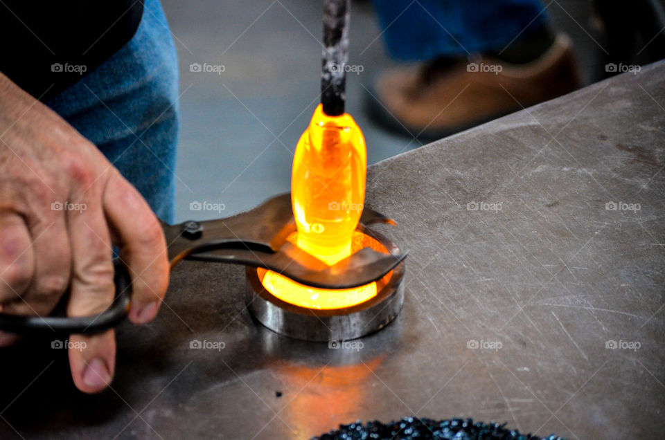 Artisan cutting molten glass