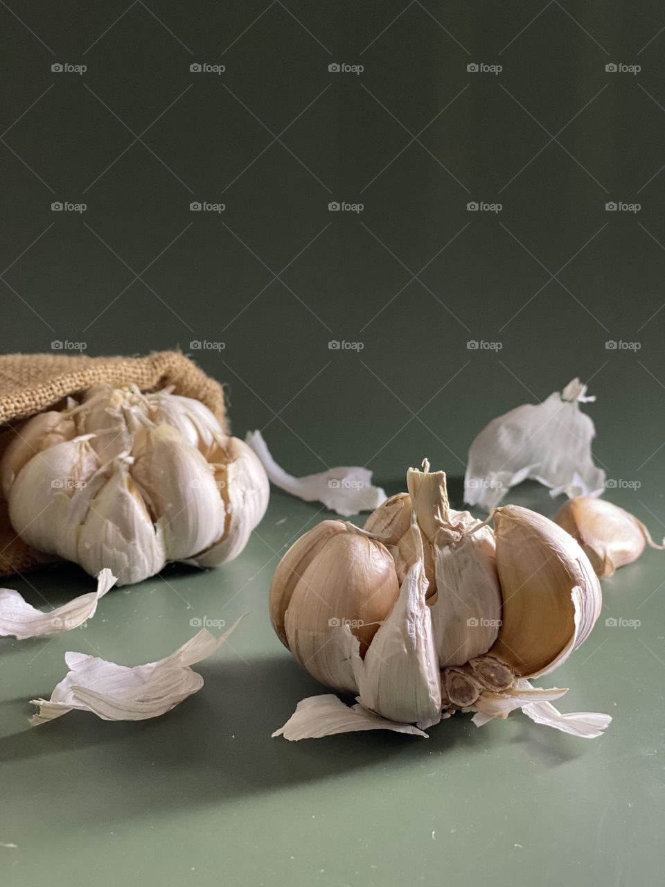Fresh garlics bulb and cloves on the table.