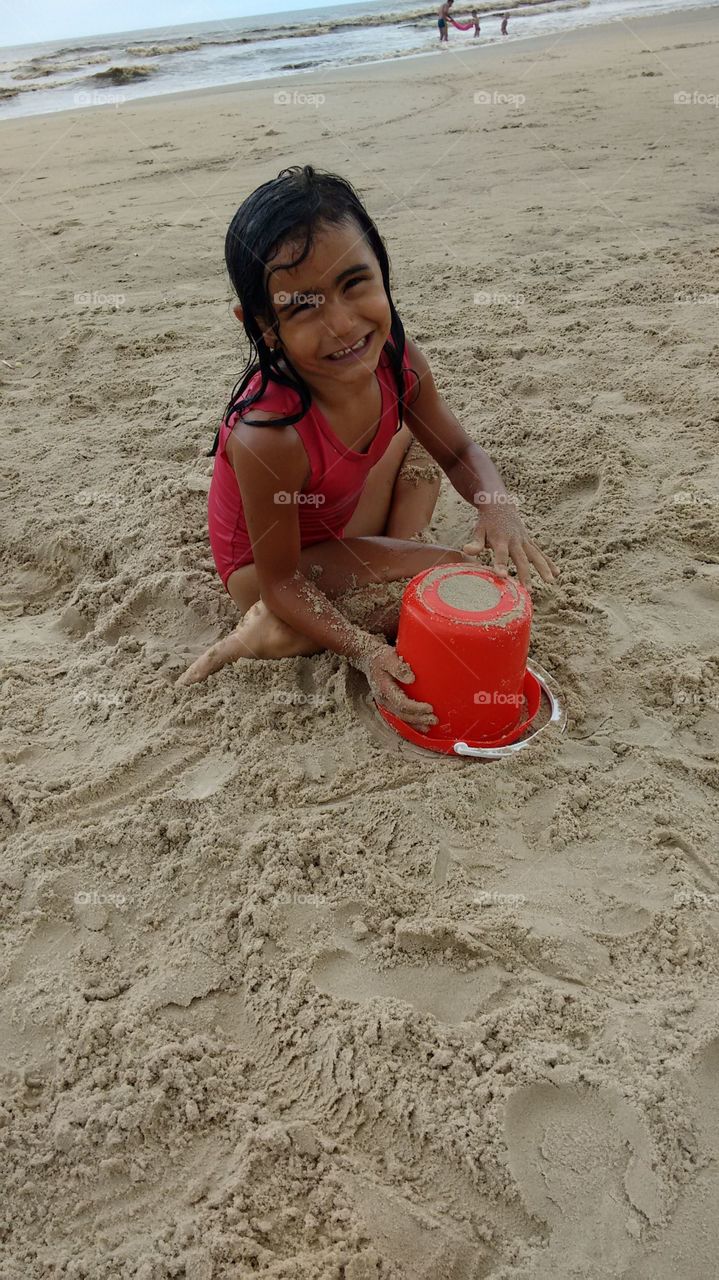 brincadeira de criança na areia da praia de Pinhal sul Brasil RS
