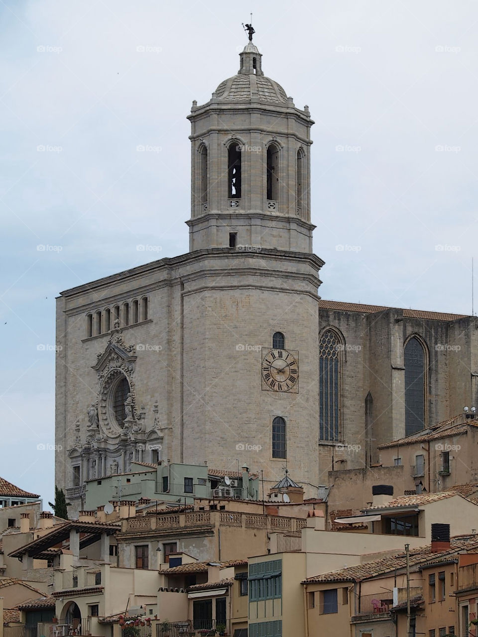 Vista de Girona coronada por la catedral